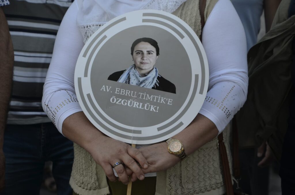 Yargıtay Ebru Timtik ve ÇHD’li avukatlara verilen hapis cezalarını bozdu