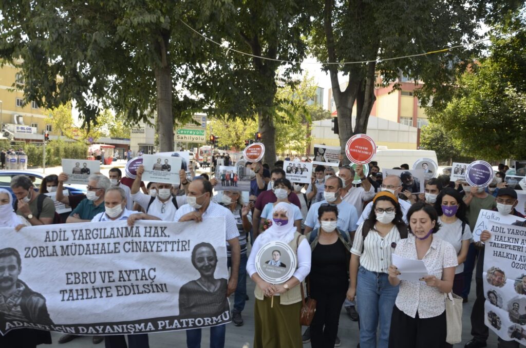Adalet İçin Dayanışma Platformu’ndan Hastane önünde açıklama: Herkesi Ebru Ve Aytaç’ı yaşatmaya çağırıyoruz!