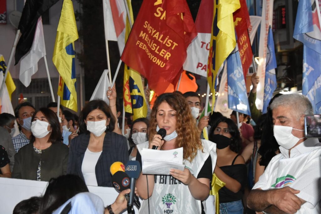 HDP’ye yapılan polis baskını ve gözaltılara karşı Kadıköy’de eylem