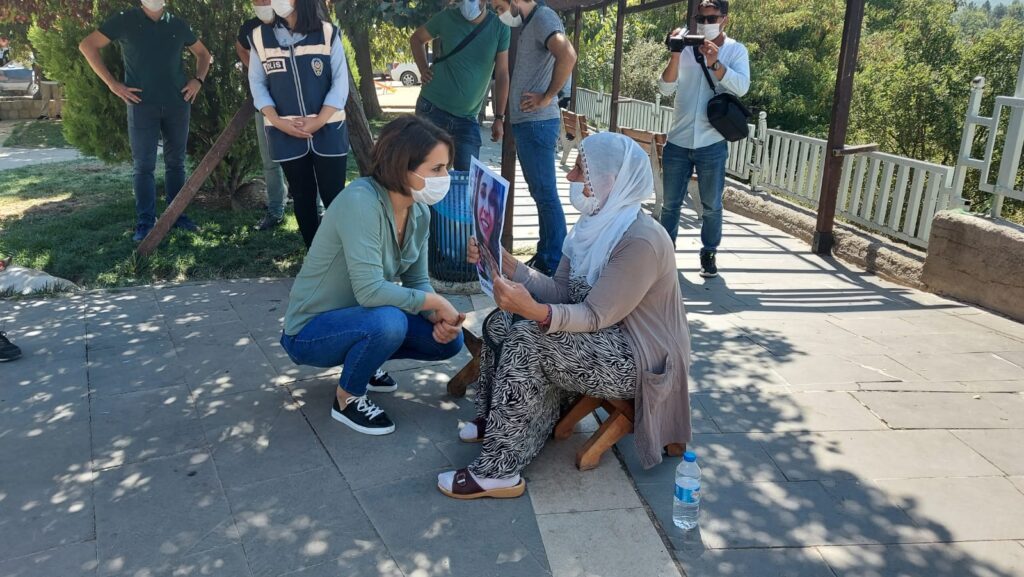 Dersim Belediyesi Kadın Meclisi oturma eylemi başlatan Gülistan Doku’nun ailesini ziyaret etti
