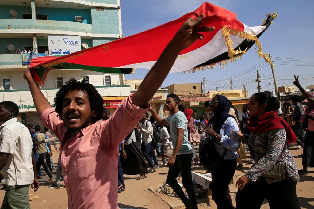 Sudan halkı günlerdir sömürüye karşı sokakta, polis halka gerçek mermilerle saldırıyor