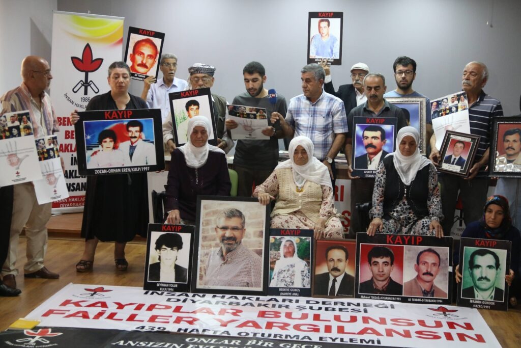 Kayıp yakınları 26 yıldır kayıp olan iki kardeşin akıbetini sordu