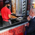 Denizli Valisi, kendisini tanımayıp işine devam eden esnafı azarlayıp dükkanını kapattırdı