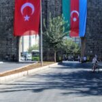 Diyarbakır’da kayyım vali icraatları: Tarihi surlara Azerbaycan bayrağı asıldı