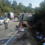 Tarım işçilerini taşıyan midibüs devrildi: Bir işçi yaşamını yitirdi
