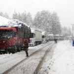 Dersim’de yılın ilk karı yolları kapattı