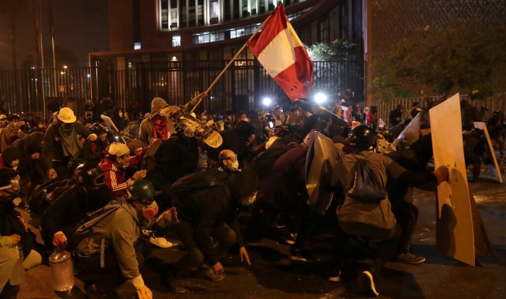 Peru’da halk sokakta: 2 kişi yaşamını yitirdi