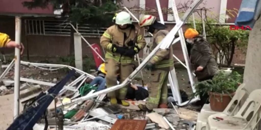 Avcılar’da binanın balkonları çöktü: 1’i ağır 2 işçi yaralandı