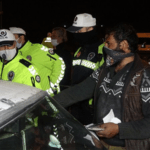 Polis, evsiz kişiye çocuğuyla arabada kaldığı için para cezası kesti