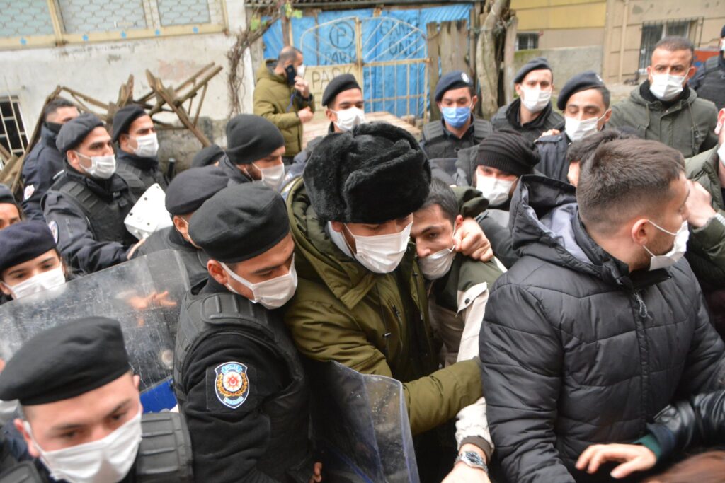 “Faşizme karşı birleşik mücadeleyi tartışıyoruz” paneli öncesi toplanan kitleye polis saldırısı