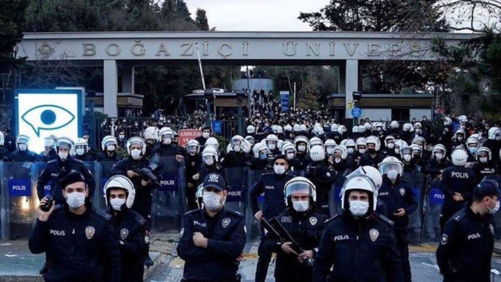 Gözaltındaki Boğaziçi Üniversitesi öğrencileri adliyeye çıkarıldı