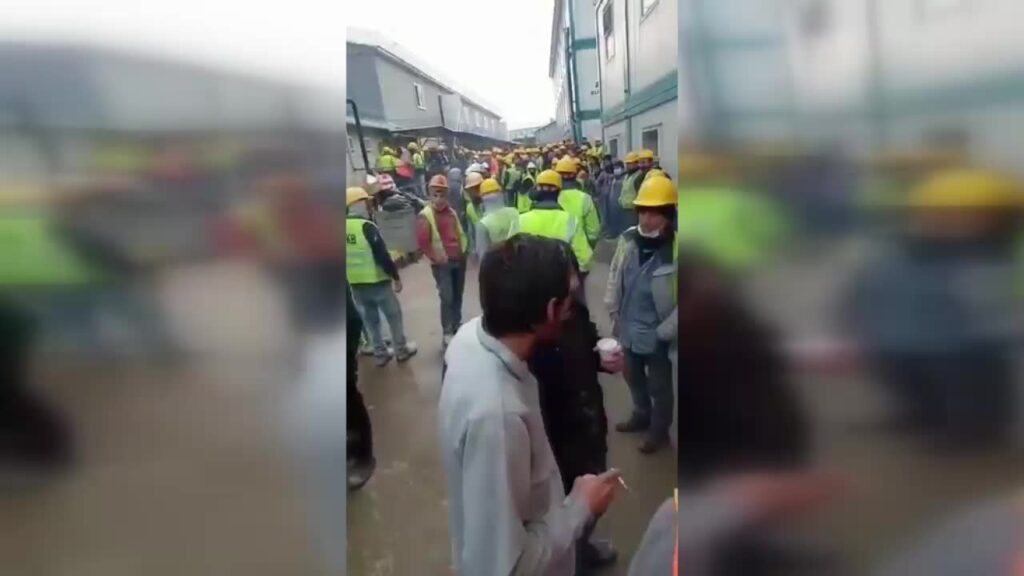 Yemeklerinde böcek çıkan işçiler yemekhaneyi dağıttı: “İşte bundan sonra adalet böyle olacak”