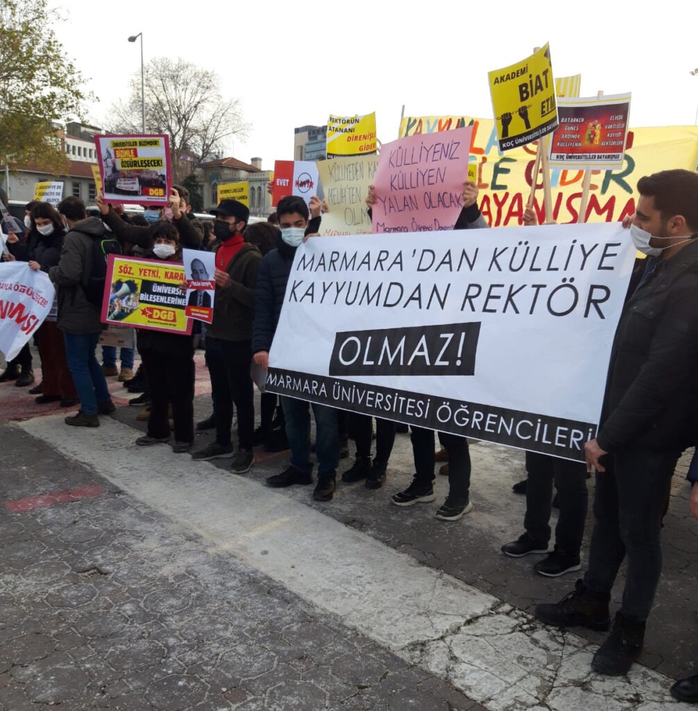 Boğaziçi Dayanışması’nın çağrısıyla Kadıköy’de bir araya gelen öğrenciler rektör Bulu’nun istifasın talep etti