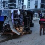 Belediye işçilerini taşıyan midibüs devrildi: Ölü ve yaralılar var