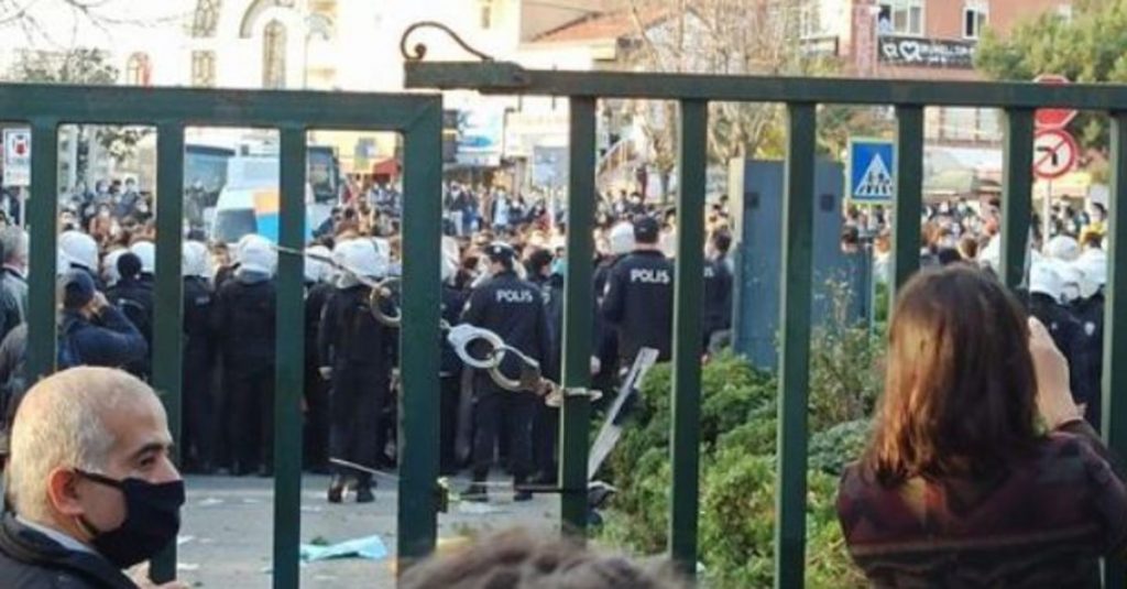 35 barodan Boğaziçi açıklaması: “Demokratik haklarını kullananlara karşı her türlü baskı son bulmalı”