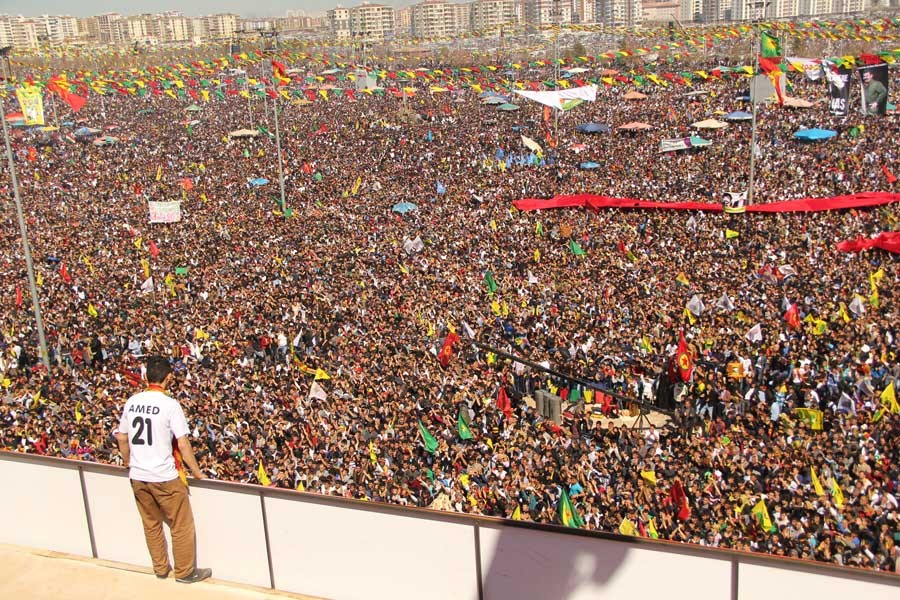 Amed’te kutlanan Newroz’a katıldıkları belirtilen 6 kişi yapılan ev baskınlarında gözaltına alındı