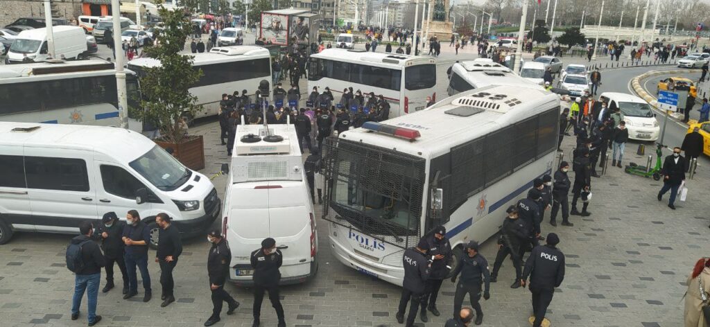 Kadın Cinayetlerini Durduracağız Platformu, Taksim’de oturma eylemi başlattı