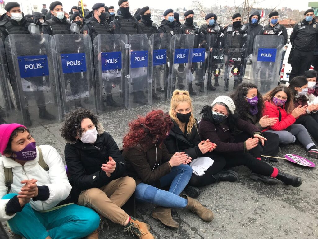Galata Köprüsü’nde kadınlardan İstanbul Sözleşmesi eylemi