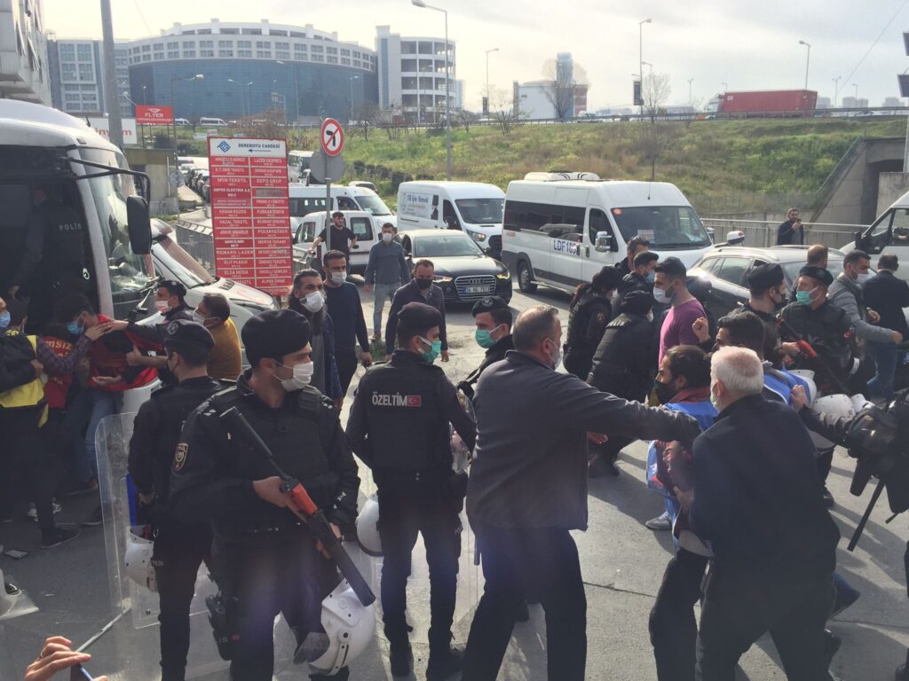 Sinbo ve SML işçilerinin 1 Mayıs açıklamasına saldırı: 3’ü gazeteci 33 kişiye gözaltı
