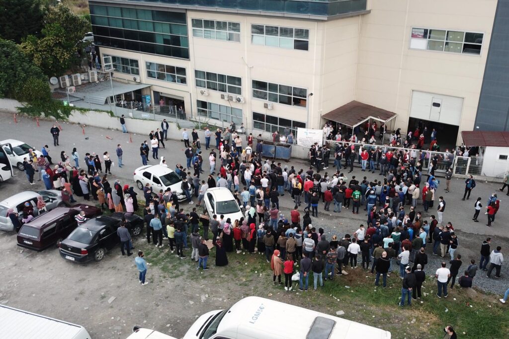 Çiftçiler Ayakkabı’da sendikalaşan işçilere patrondan işten çıkarırım tehdidi