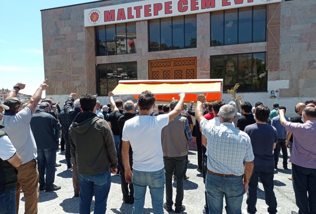 Yaşamını yitiren İsmet Çolak türkülerle son yolculuğuna uğurlandı
