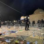 ”İsrail Siyonizmi’nin ideolojik kodları”: Polis Mescid-i Aksa Camii’ne saldırdı, 200’den fazla yaralı
