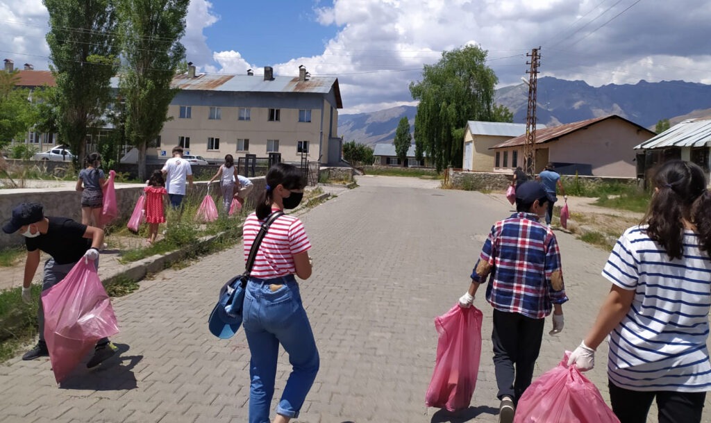 Dersim Belediyesi’nin çevre temizliği kampanyasına Ovacık Behzat Firik Kültür Merkezi’nden destek, çocuklardan müzik dinletisi