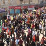 Kobanê’de on binlerce kişi KDP’yi protesto etti