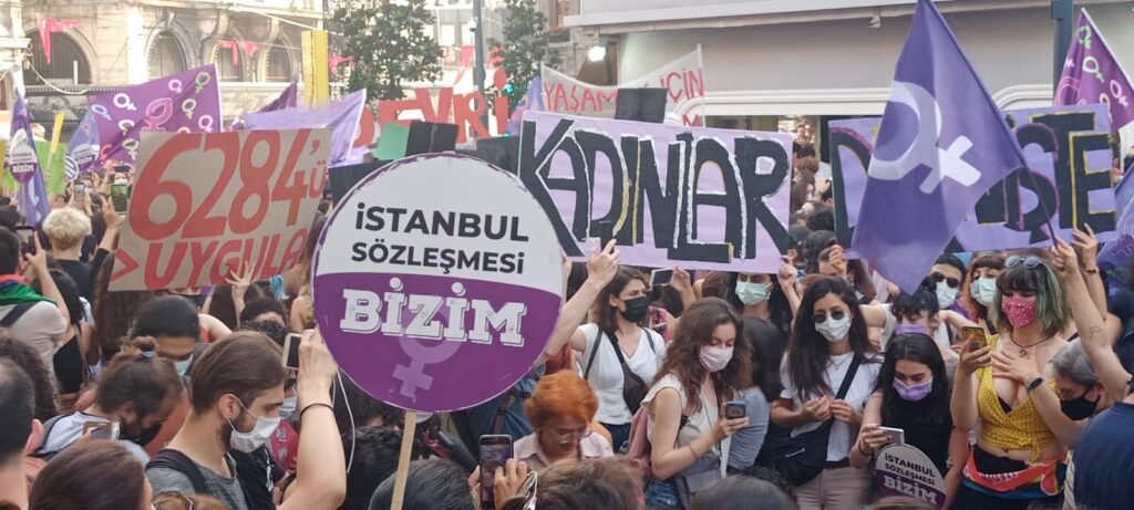 İstanbul’da kadınlar “İstanbul Sözleşmesi” için Taksim Tünel’de bir araya geldi