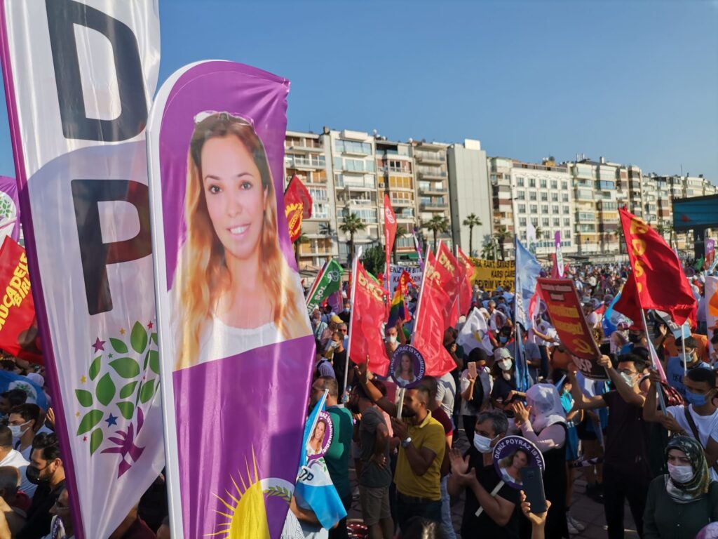 İzmir’de yapılan ‘Demokrasi için bir nefes’ mitingine binlerce kişi katıldı