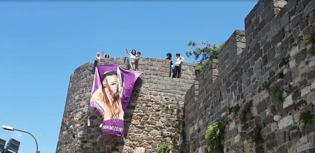 İzmir Kadifekale surlarına Deniz Poyraz’ın pankartı asıldı
