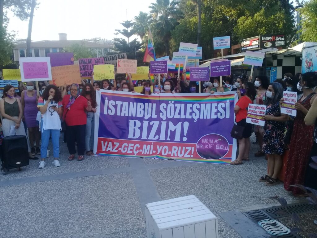 Kadınlar Antakya’dan seslendi: Bugün de yarın da İstanbul Sözleşmesi’nden vazgeçmiyoruz. Asla itaat etmiyoruz!