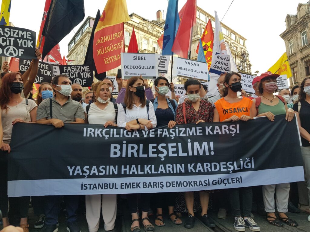 Taksim Tünel’de yüzlerce kişi Konya Katliamı’nı protesto ediyor