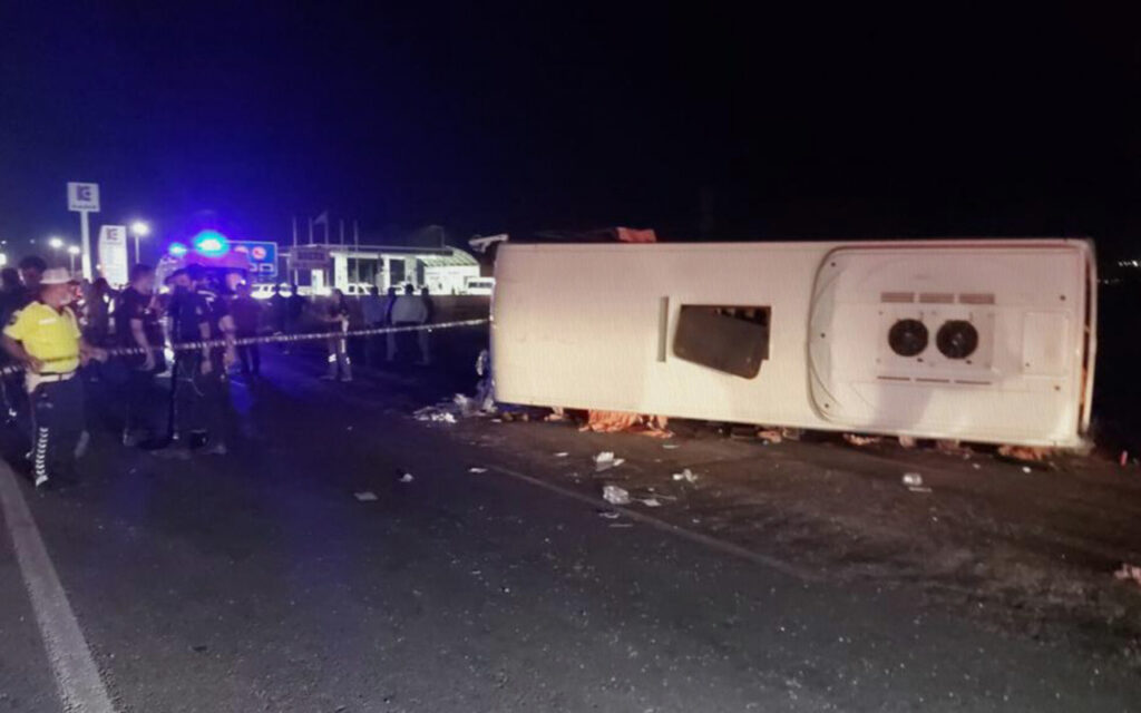 Manisa’da işçi servisi otomobille çarpıştı: 4 ölü, 6 yaralı