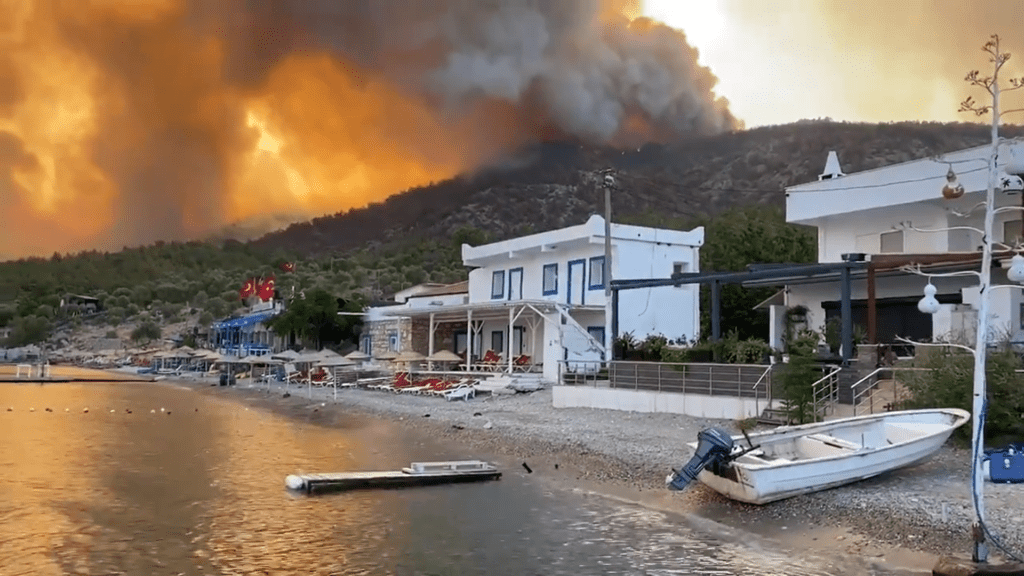 Milas’taki orman yangını Mazı köylerine sıçradı, yangının Çökertmeye doğru ilerlediği kaydediliyor