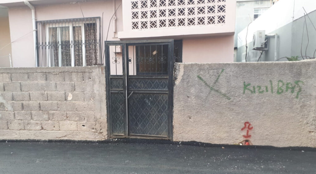 Adana’da Alevilerin evine Kızılbaş yazılarak çarpı işareti konuldu