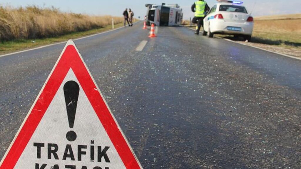 Balıkesir’de otobüs yoldan çıkarak takla attı: 14 kişi yaşamını yitirdi