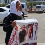 Adaletsizlik devam ediyor: Şenyaşar Ailesi’ne saldıran polis, pankartı gerekçe göstererek para cezası kesti