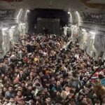 Afganistan’da yeni dönem ve kaos: 150 kişilik uçağa 640 kişi binerek Taliban’dan kaçtılar