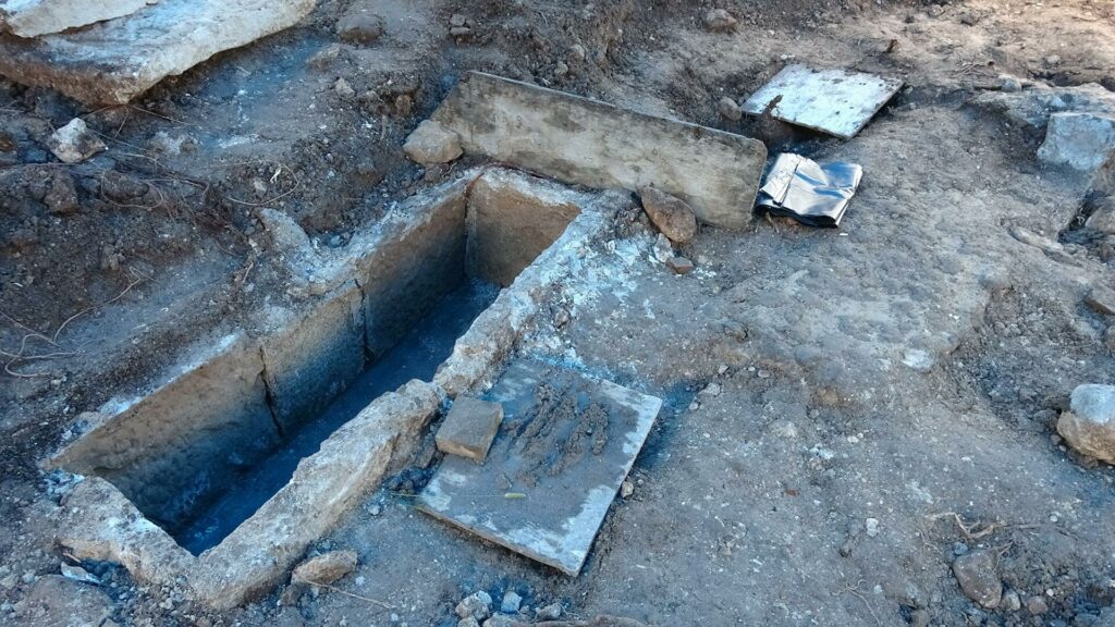 Fatsa’da yol yapım çalışmaları sırasında iki bin yıllık lahit mezarlar bulundu
