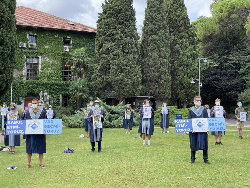 Boğaziçi akademisyenleri, 162’nci kez kayyım rektör atamasına karşı rektörlüğe sırt döndü