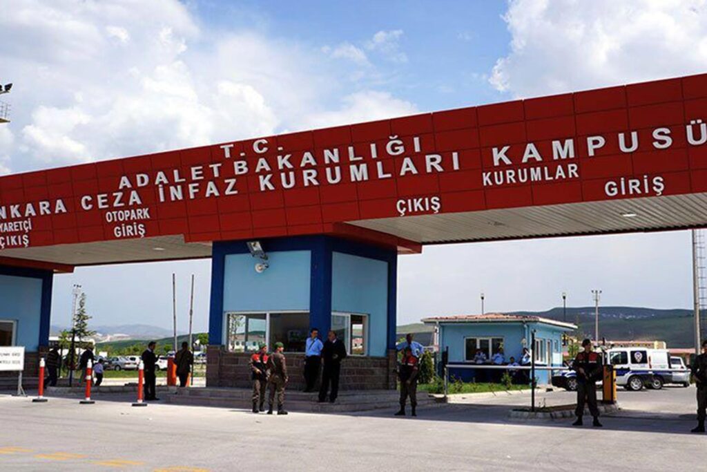 LUPUS hastası olmasına rağmen 23 saat hücrede tutulan devrimci tutsak Sevinç Sönmez’in sevk talebi “hastalığı var” gerekçesiyle reddediliyor
