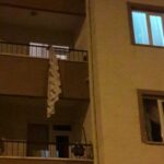 Evli olduğu erkek tarafından şiddete maruz bırakılan kadın evinin balkonuna çarşaf asıp kaçmaya çalışırken düşüp ağır yaralandı