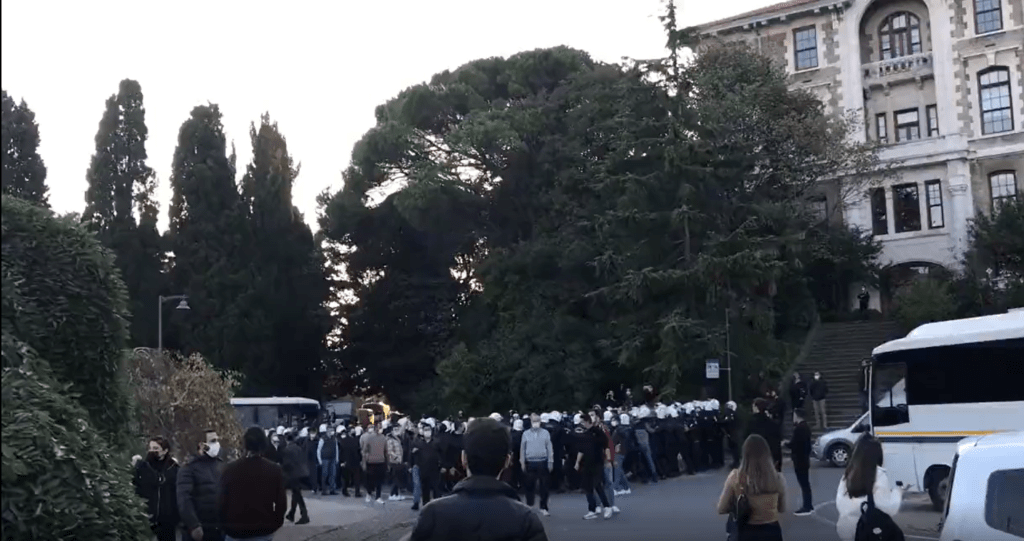 Boğaziçi Üniversitesi’ne giren çevik kuvvet çok sayıda öğrenciyi gözaltına aldı
