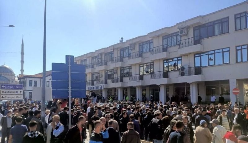 Samsunda koyluler AKPli belediyeyi tasladi