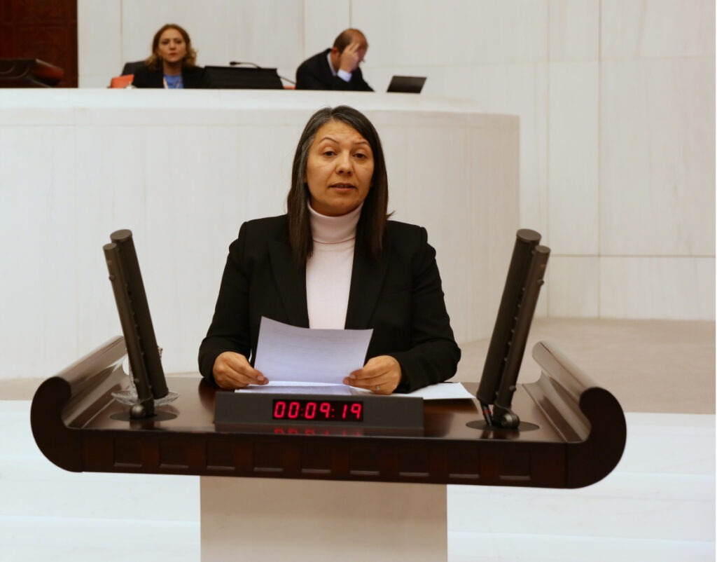 Kadınların evlenmeden önceki soyadını tek başına kullanılabilmesi için kanun teklifi