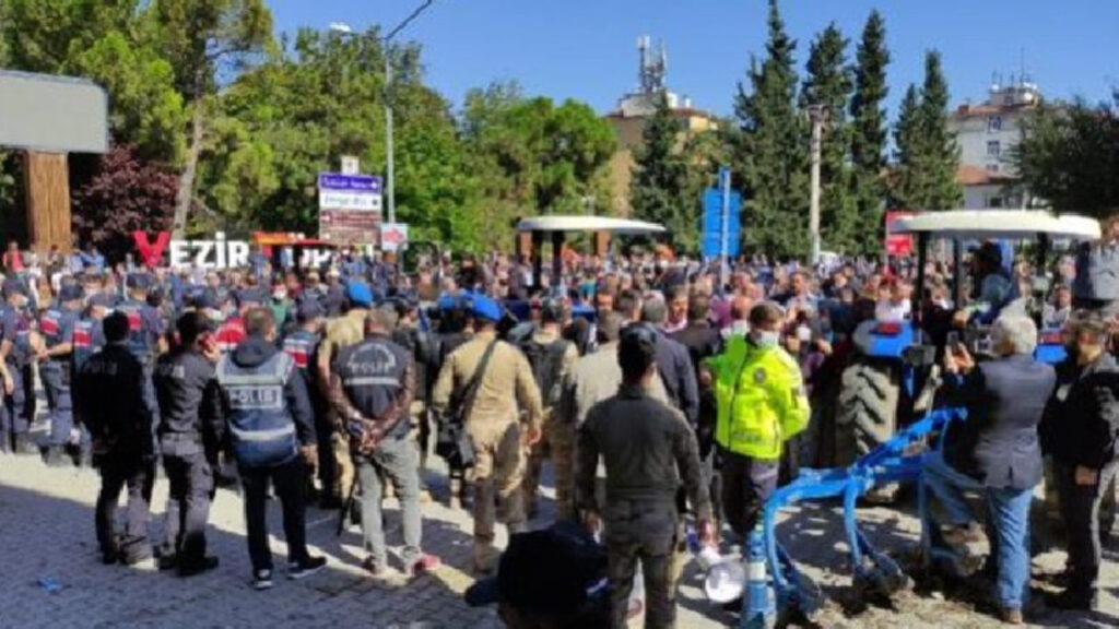 Vezirköprü’de AKP’li Belediye önünde eylem yapan 6 kişi tutuklandı