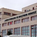 Rüzgar nedeniyle devrilen duvarın altında kalan işçi yaşamını yitirdi