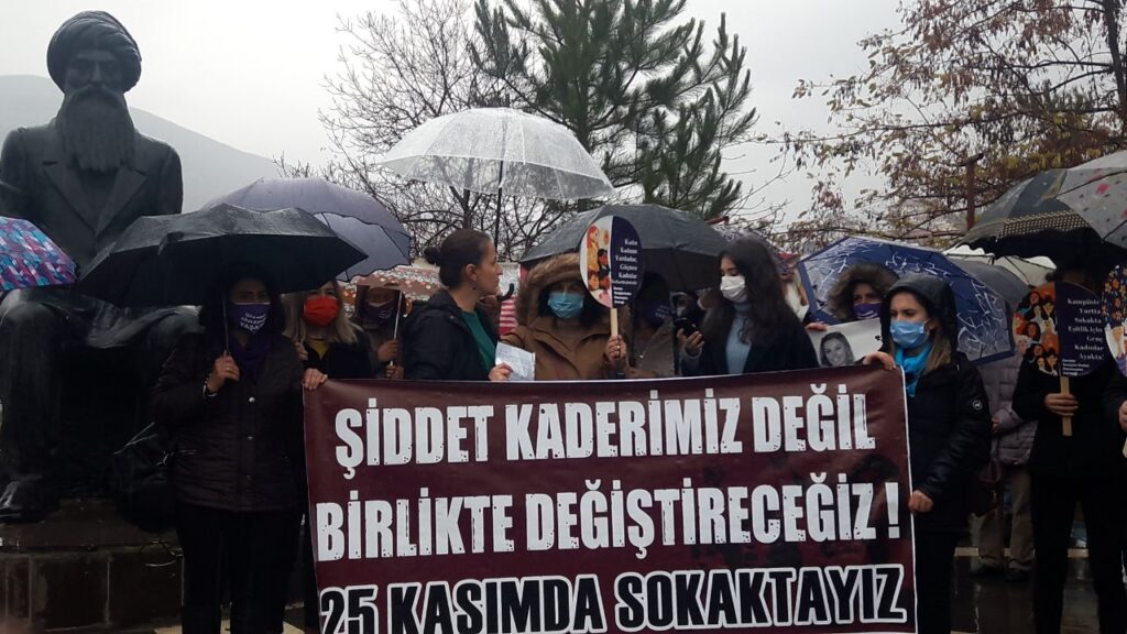 “Ekmeğin küçüldüğü, şiddetin büyüdüğü bu karanlık tablo, milyonlarca kadını aynı sorunların tarafı haline getiriyor”