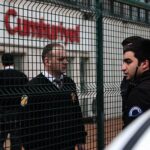 İşten atılan gazeteciler açıklama yapmak istedi: Cumhuriyet Gazetesi polis çağırdı